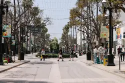 Shooting near Santa Monica mall leaves officer injured as police search for gunman